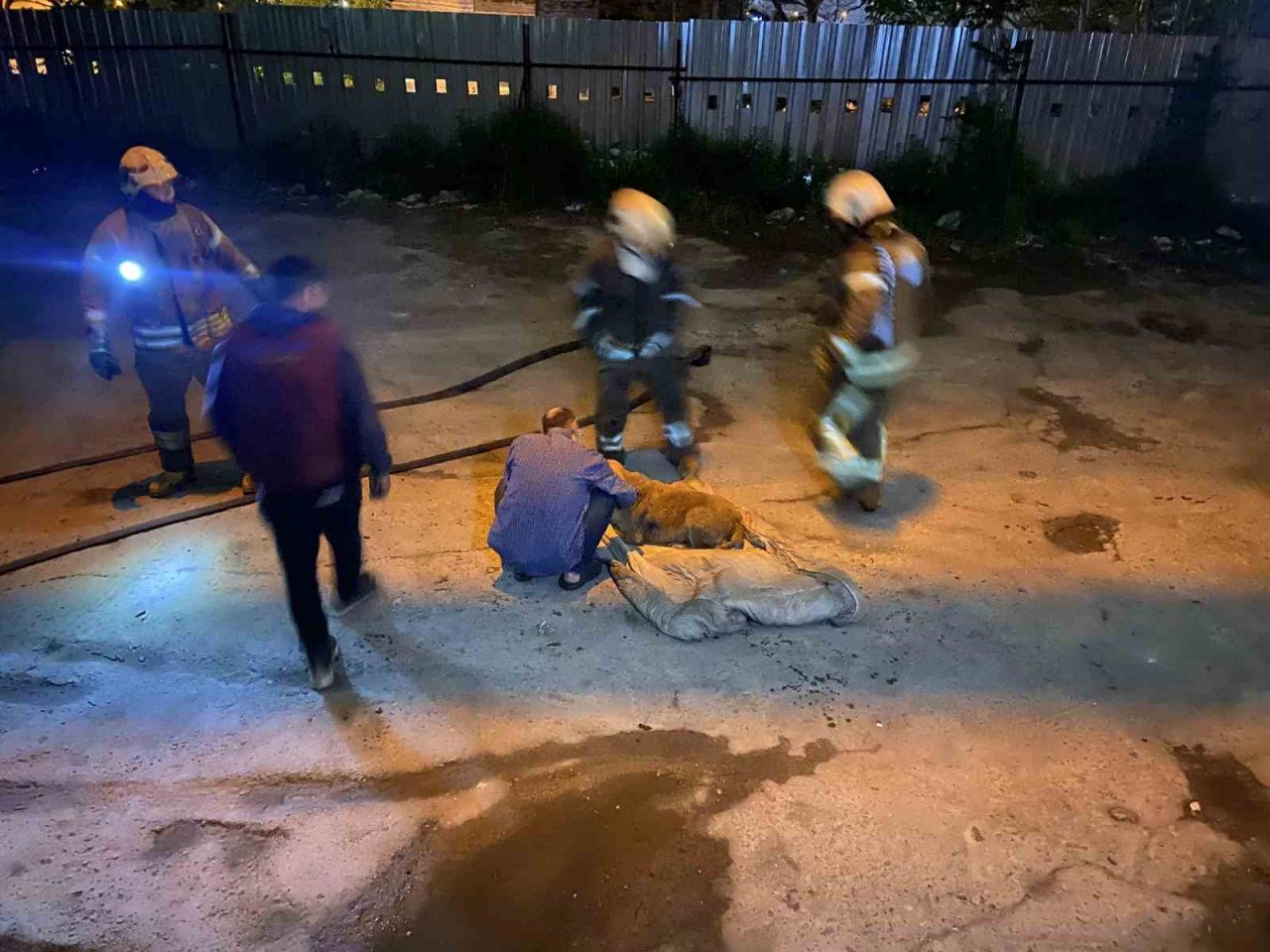 Fatih’te evsizlerin yaşadığı 2 katlı metruk binada yangın