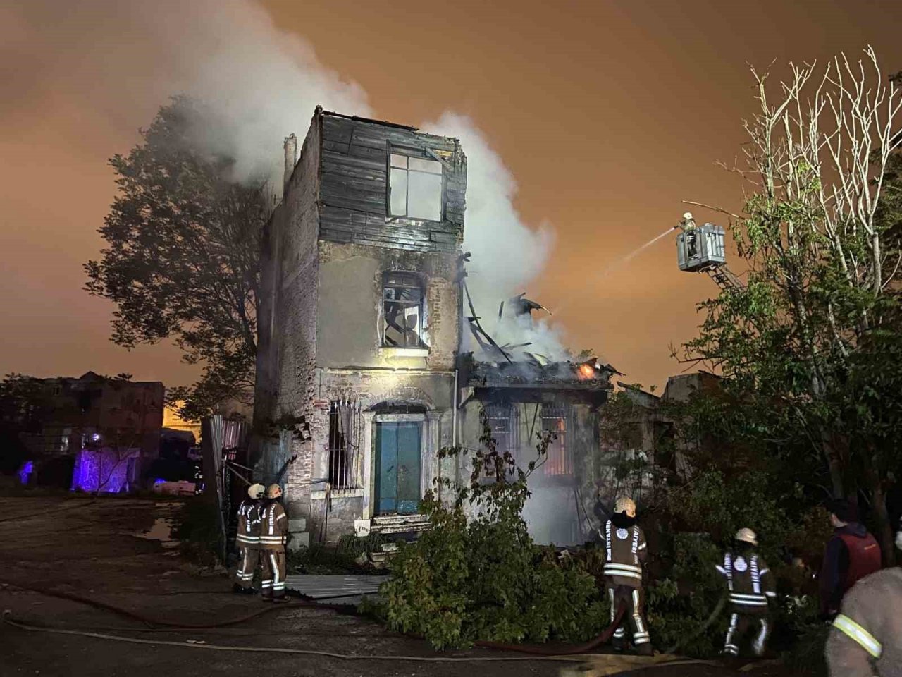 Fatih’te evsizlerin yaşadığı 2 katlı metruk binada yangın