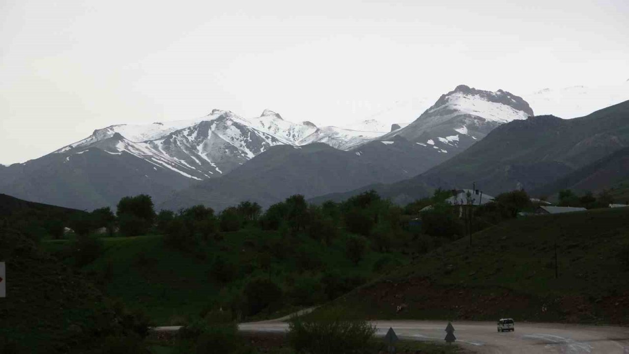 Yüksekova’nın yüksek kesimleri beyaza büründü