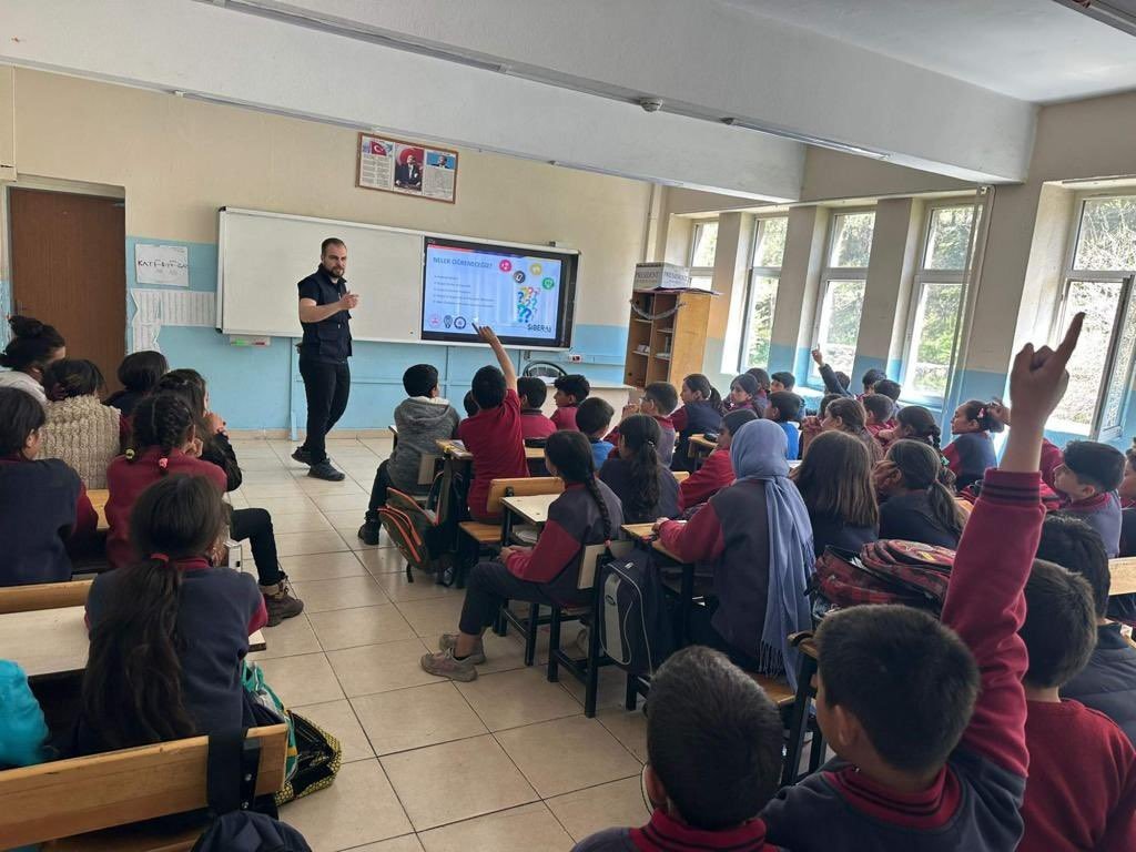 Kars’ta öğrencilere siber suçlar anlatıldı