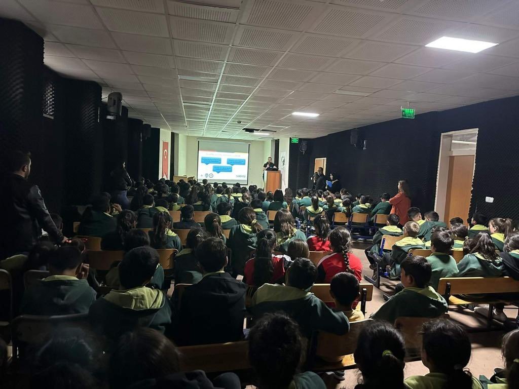 Kars’ta öğrencilere siber suçlar anlatıldı