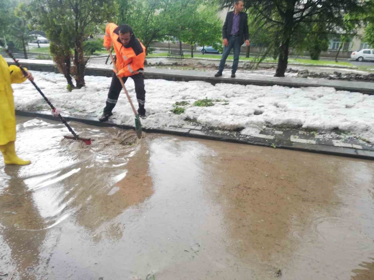 Develi’de sağanak yağış sele neden oldu