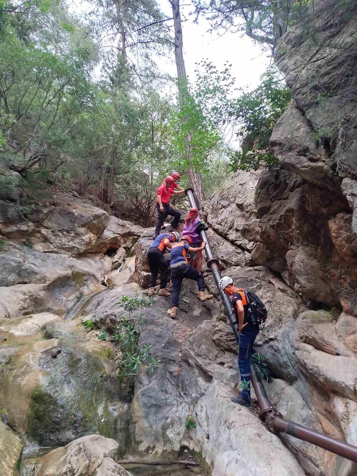 Mahsur kalan tatilcileri JAK ve MAGEME ekipleri kurtardı