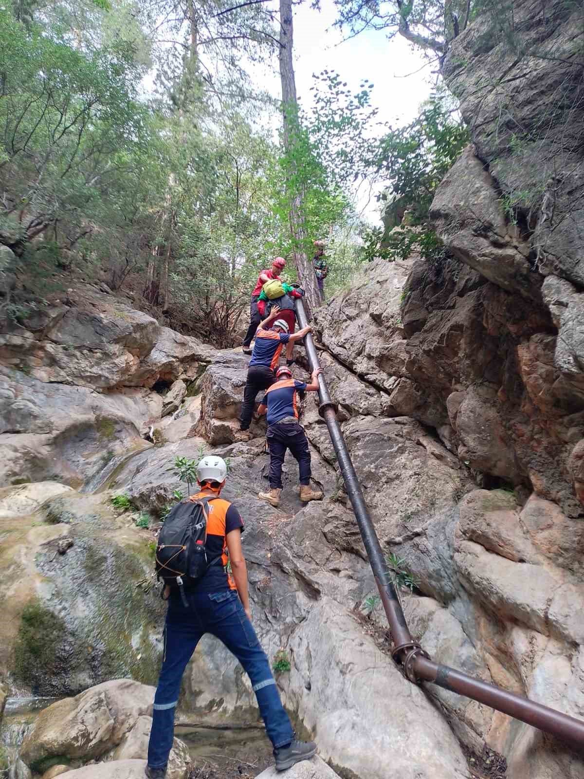 Mahsur kalan tatilcileri JAK ve MAGEME ekipleri kurtardı