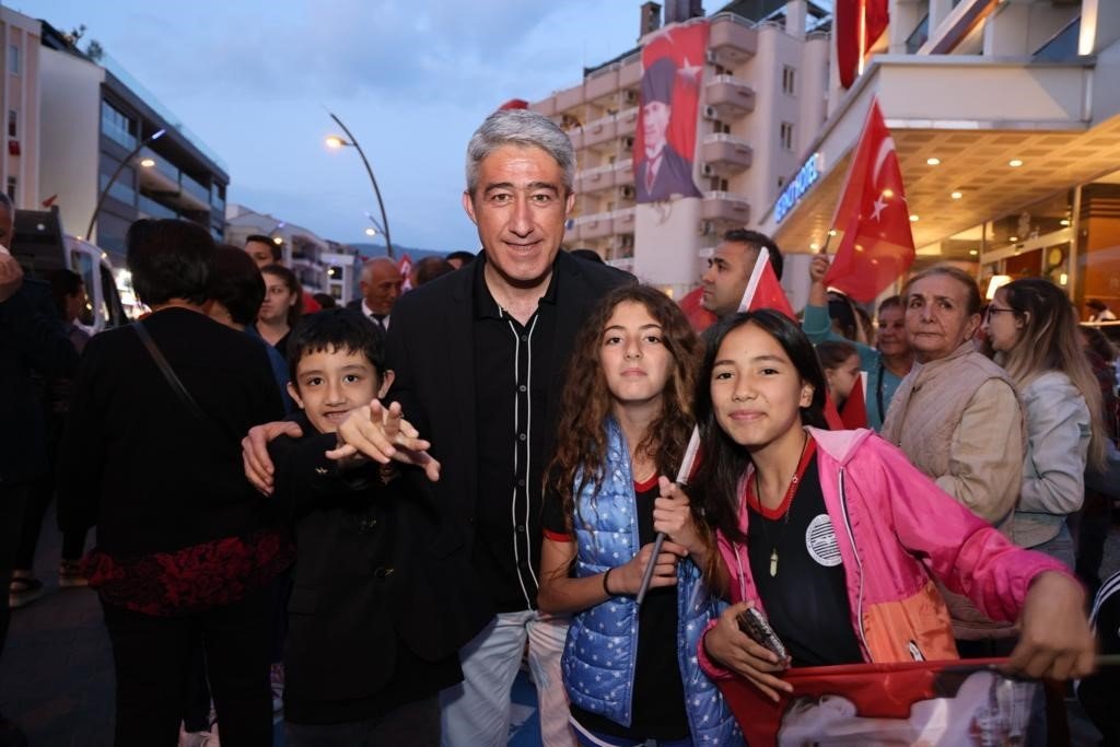 Marmaris’te binlerce kişi 19 Mayıs coşkusuna katıldı