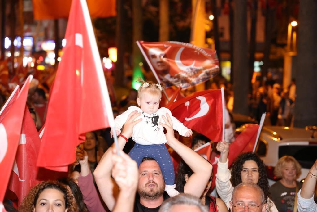 Marmaris’te binlerce kişi 19 Mayıs coşkusuna katıldı