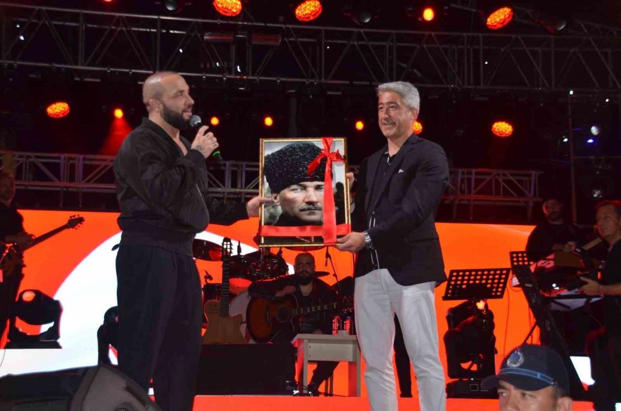 Marmaris’te binlerce kişi 19 Mayıs coşkusuna katıldı