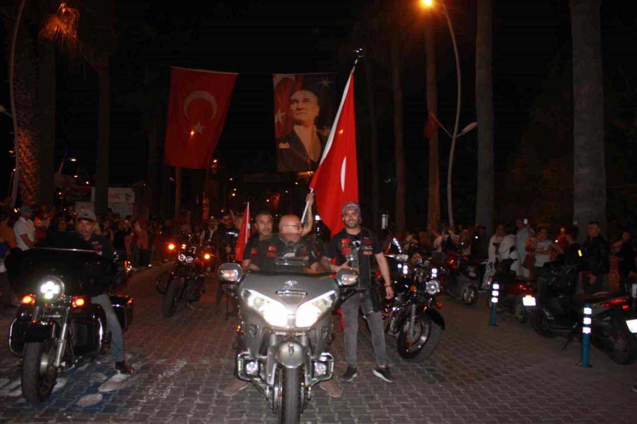 Marmaris’te binlerce kişi 19 Mayıs coşkusuna katıldı
