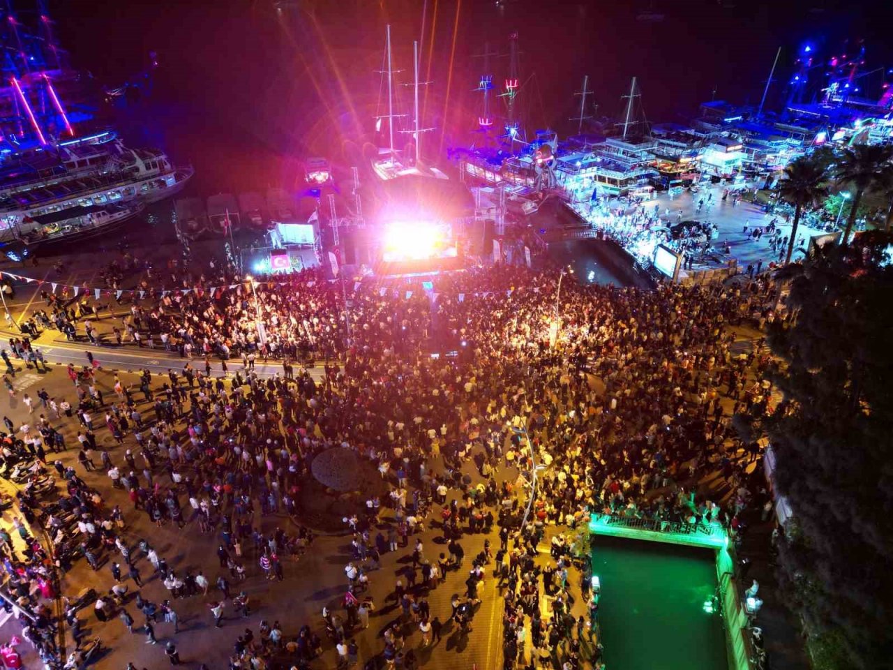 Marmaris’te binlerce kişi 19 Mayıs coşkusuna katıldı