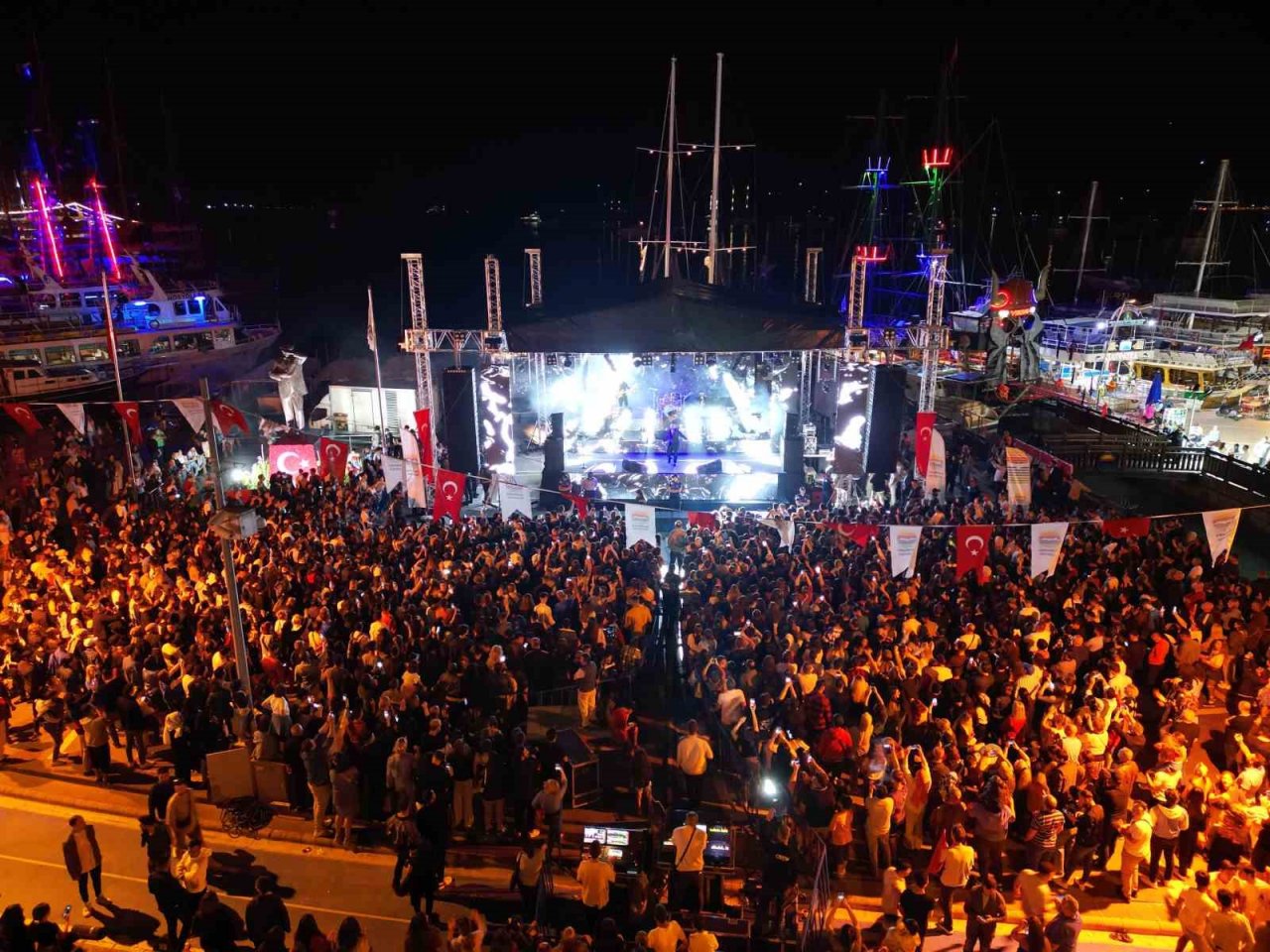 Marmaris’te binlerce kişi 19 Mayıs coşkusuna katıldı