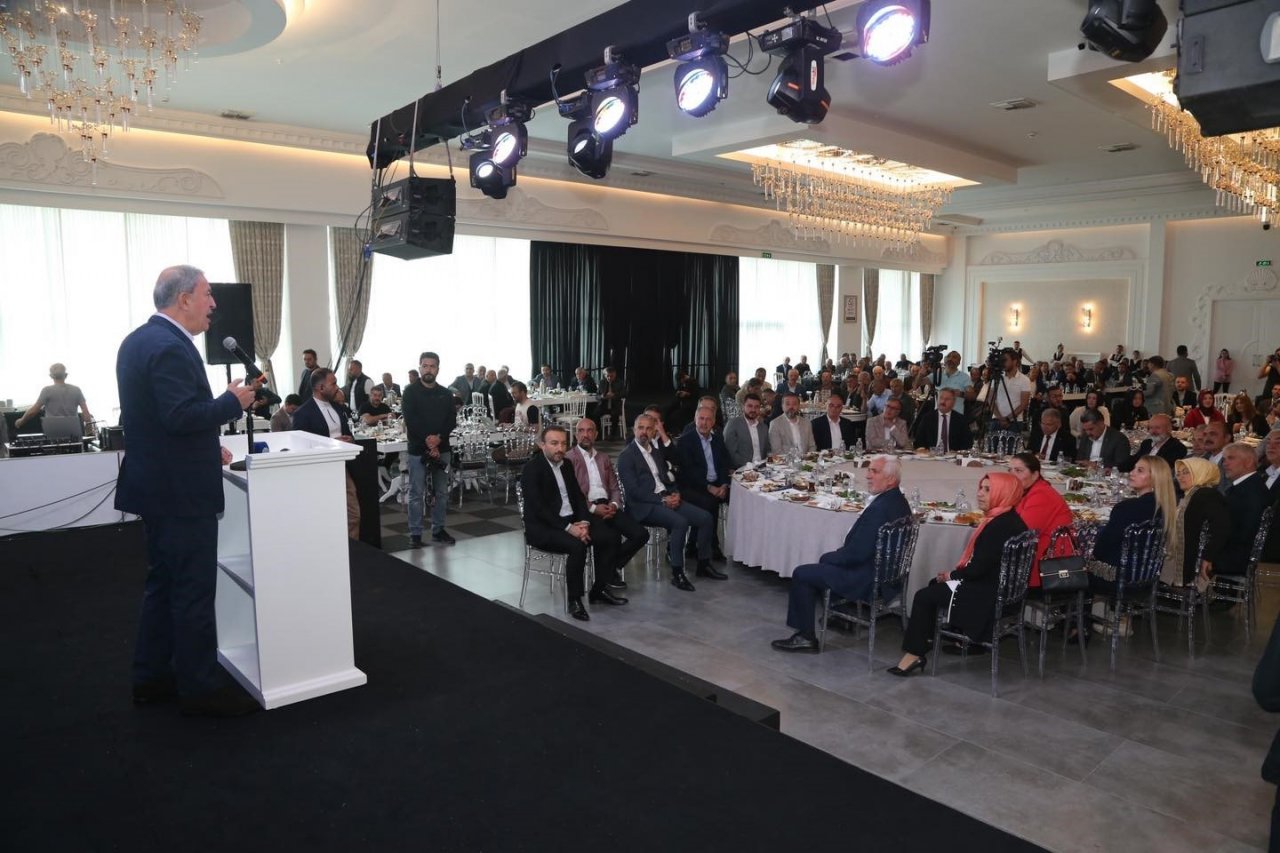 Bakan Akar ve Başkan Büyükkılıç muhtarlarla görüştü