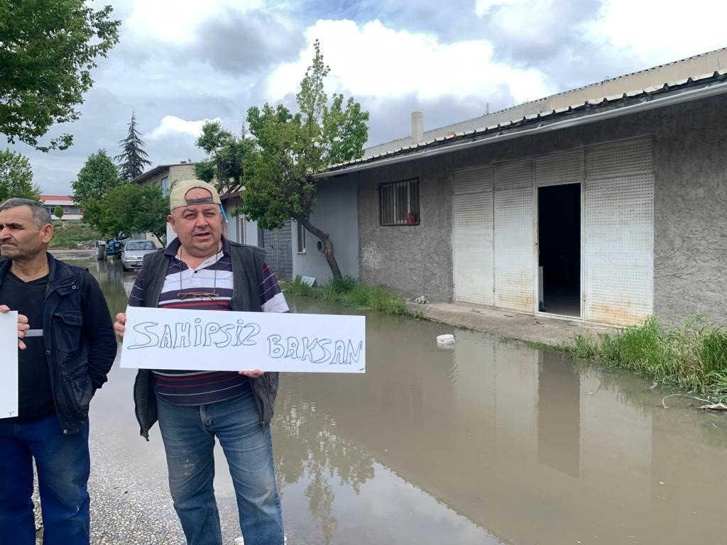 Bu dükkânları her yağmurda su basıyor