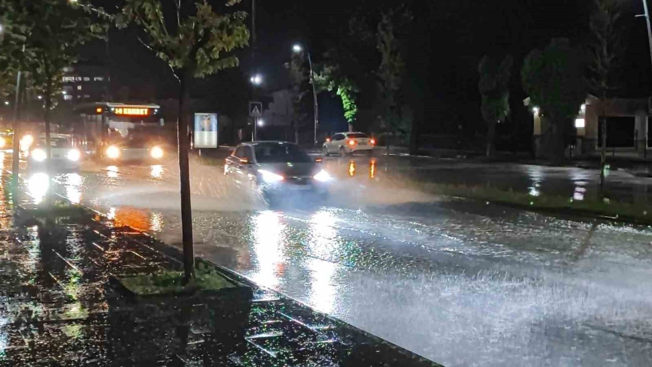 Sivas’ta kuvvetli yağış caddeleri göle çevirdi