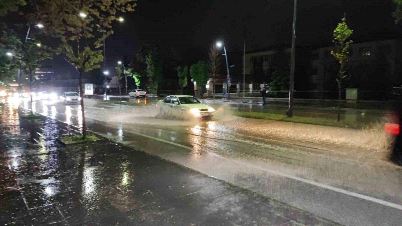 Sivas’ta kuvvetli yağış caddeleri göle çevirdi