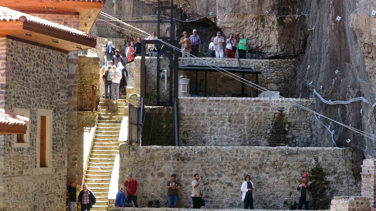 Turizm sezonunun açılmasıyla Sümela’ya ziyaretçi akını