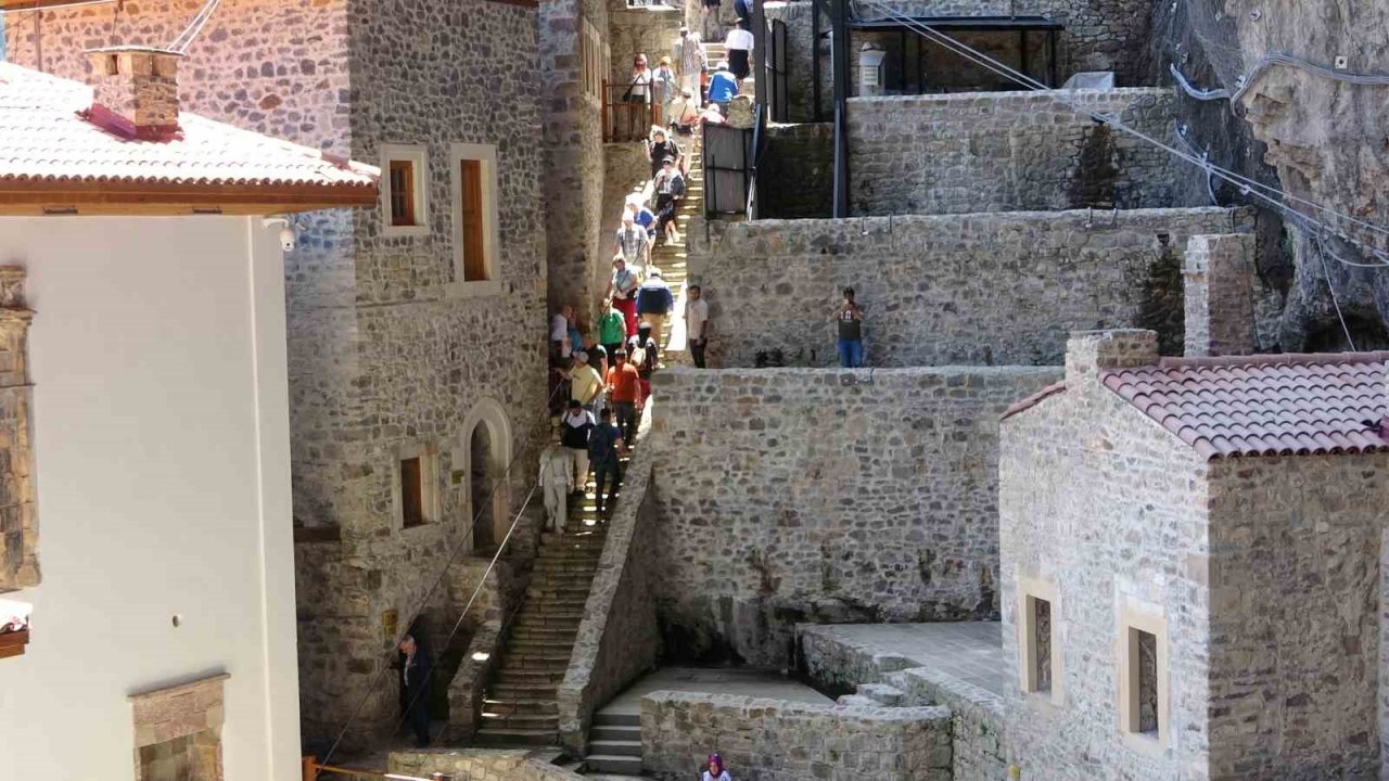 Turizm sezonunun açılmasıyla Sümela’ya ziyaretçi akını