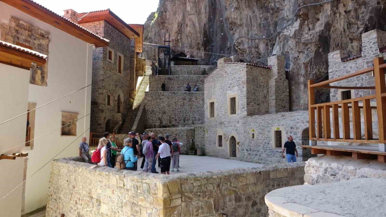 Turizm sezonunun açılmasıyla Sümela’ya ziyaretçi akını