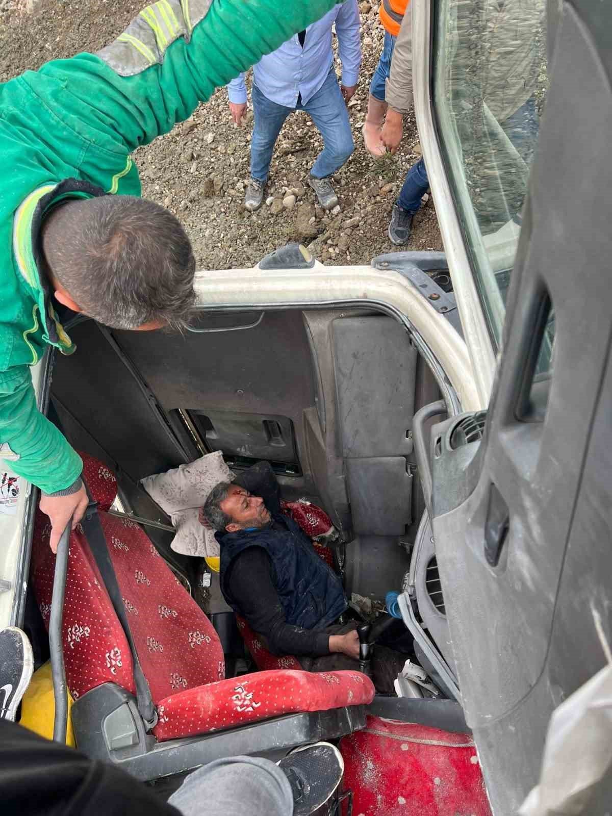 Beton mikseri uçuruma yuvarlandı: 1 yaralı