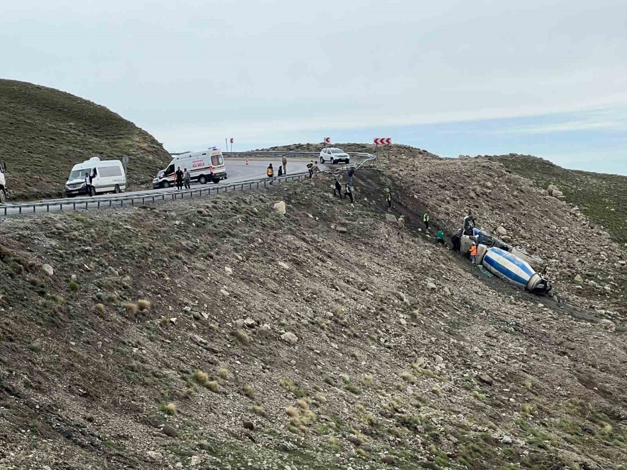 Beton mikseri uçuruma yuvarlandı: 1 yaralı