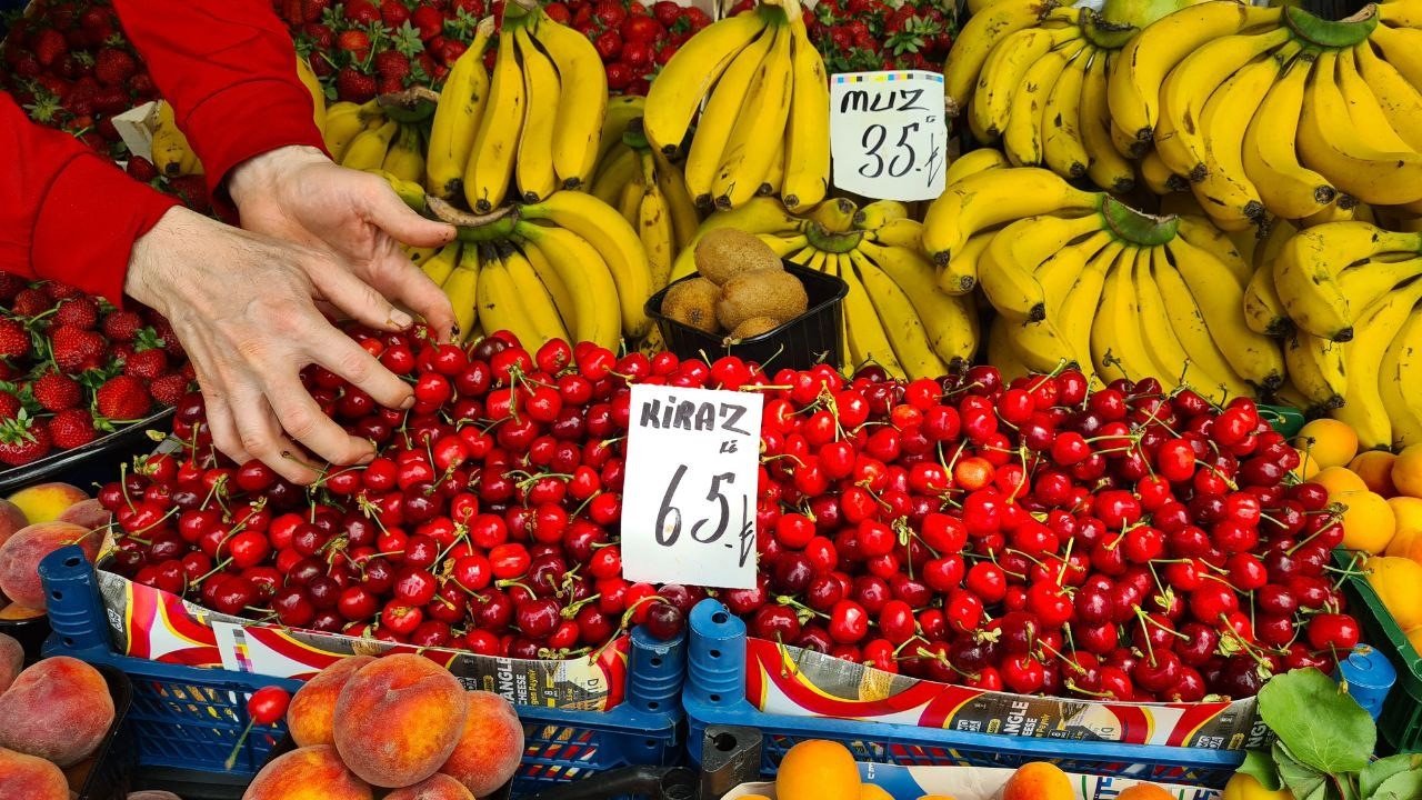 Yaz mevsiminin habercisi kiraz tezgahlardaki yerini aldı