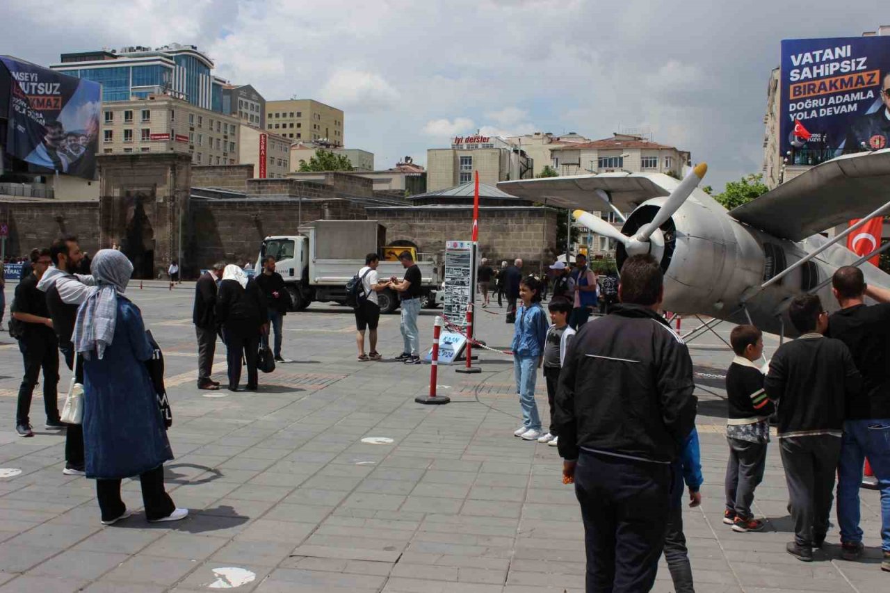 Kayseri Tayyare Fabrikası’nda üretilen ilk P-24A uçağına vatandaşlardan yoğun ilgi