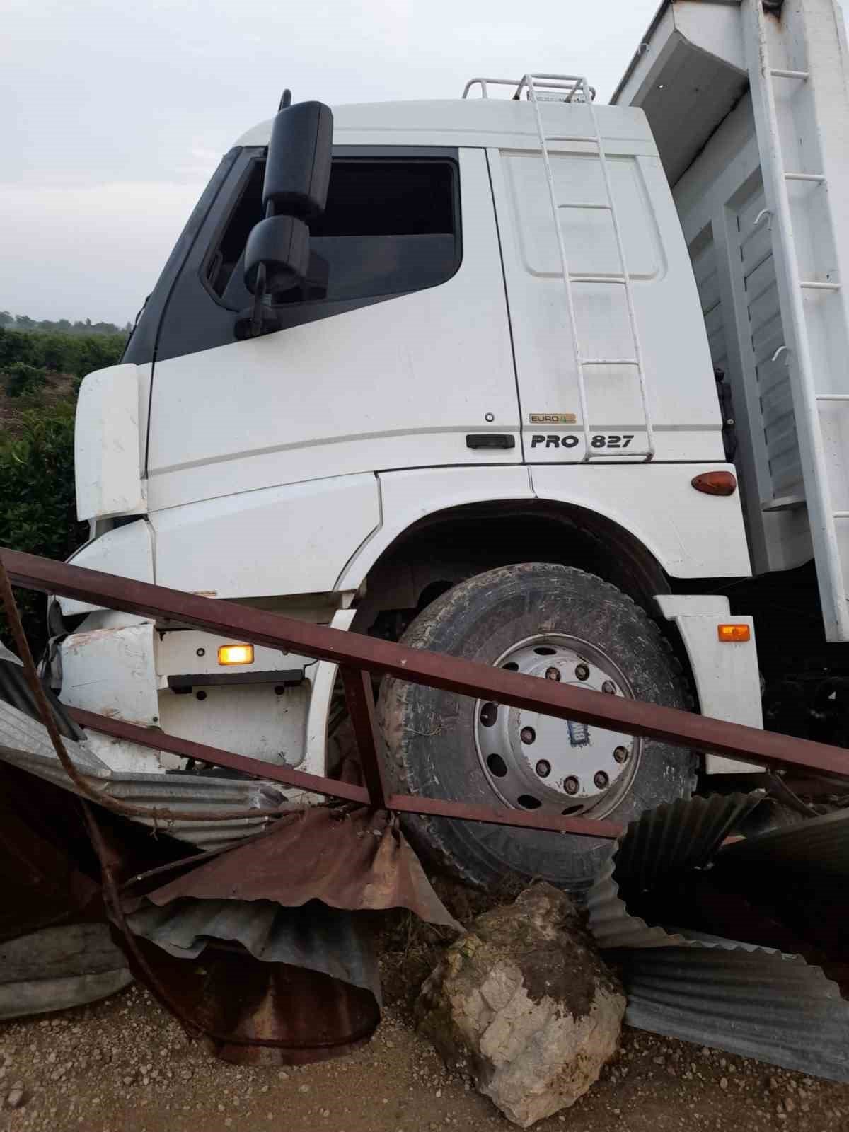 Kamyon sürücüsü direksiyonu başında ölü bulundu