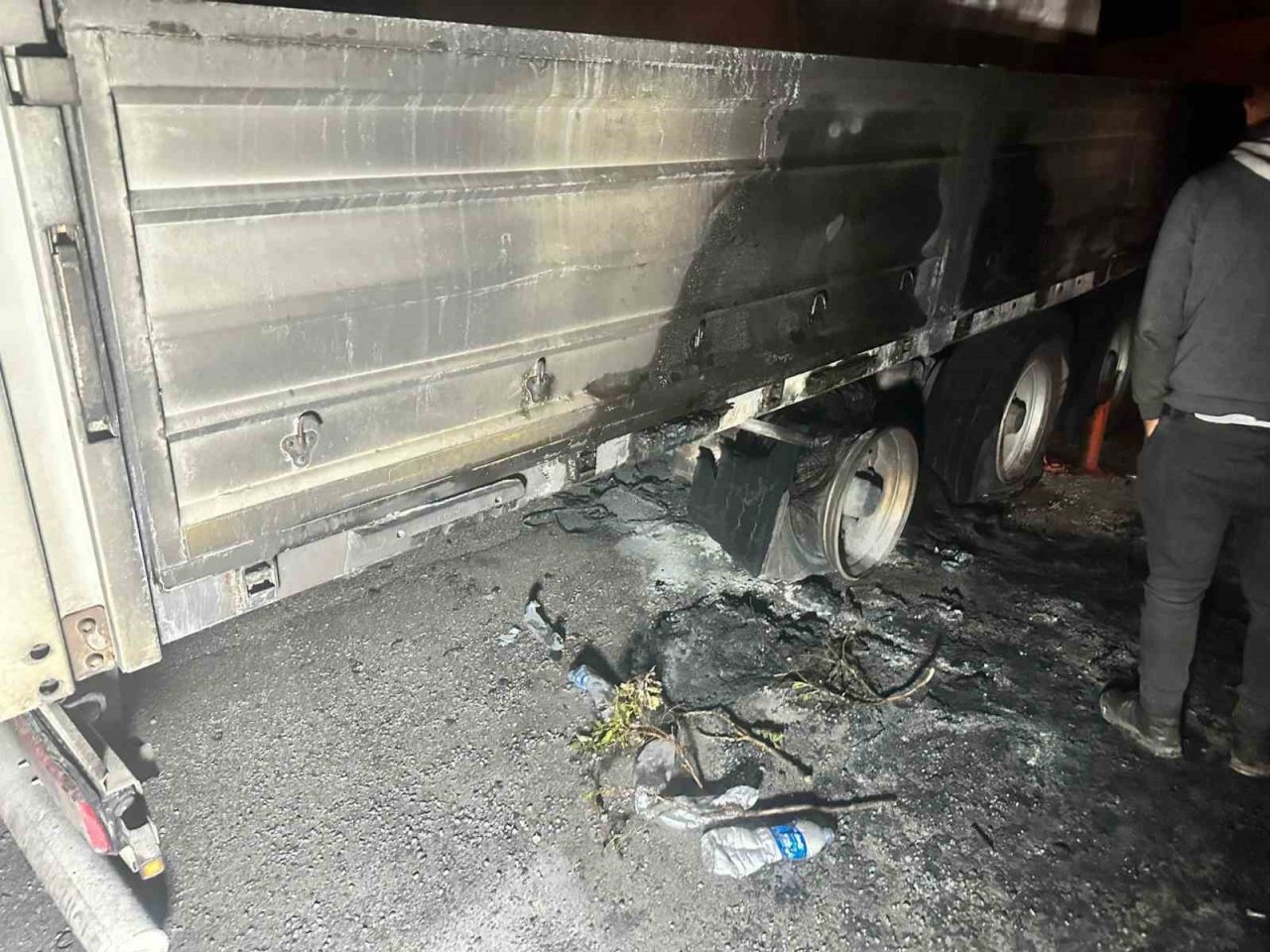 Mermer blok yüklü tırda yangın çıktı