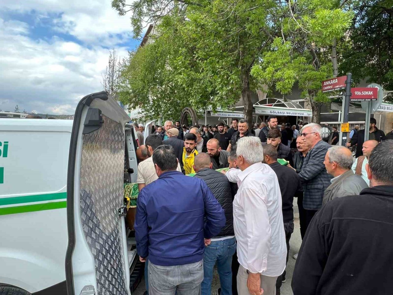 Ankara’da bıçaklanarak öldürülen 13 yaşındaki çocuk son yolculuğuna uğurlandı