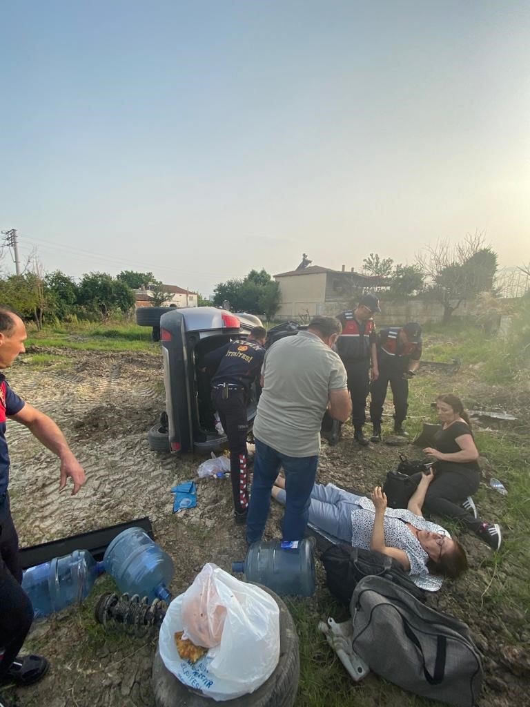 Aydın’da otomobil şarampole uçtu: 2 yaralı