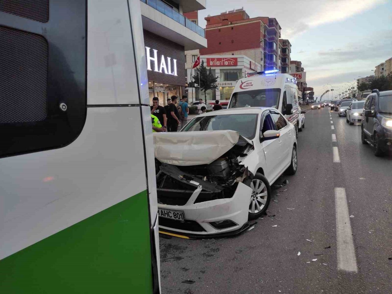 Batman’da otomobil belediye otobüsüne arkadan çarptı: 1 yaralı