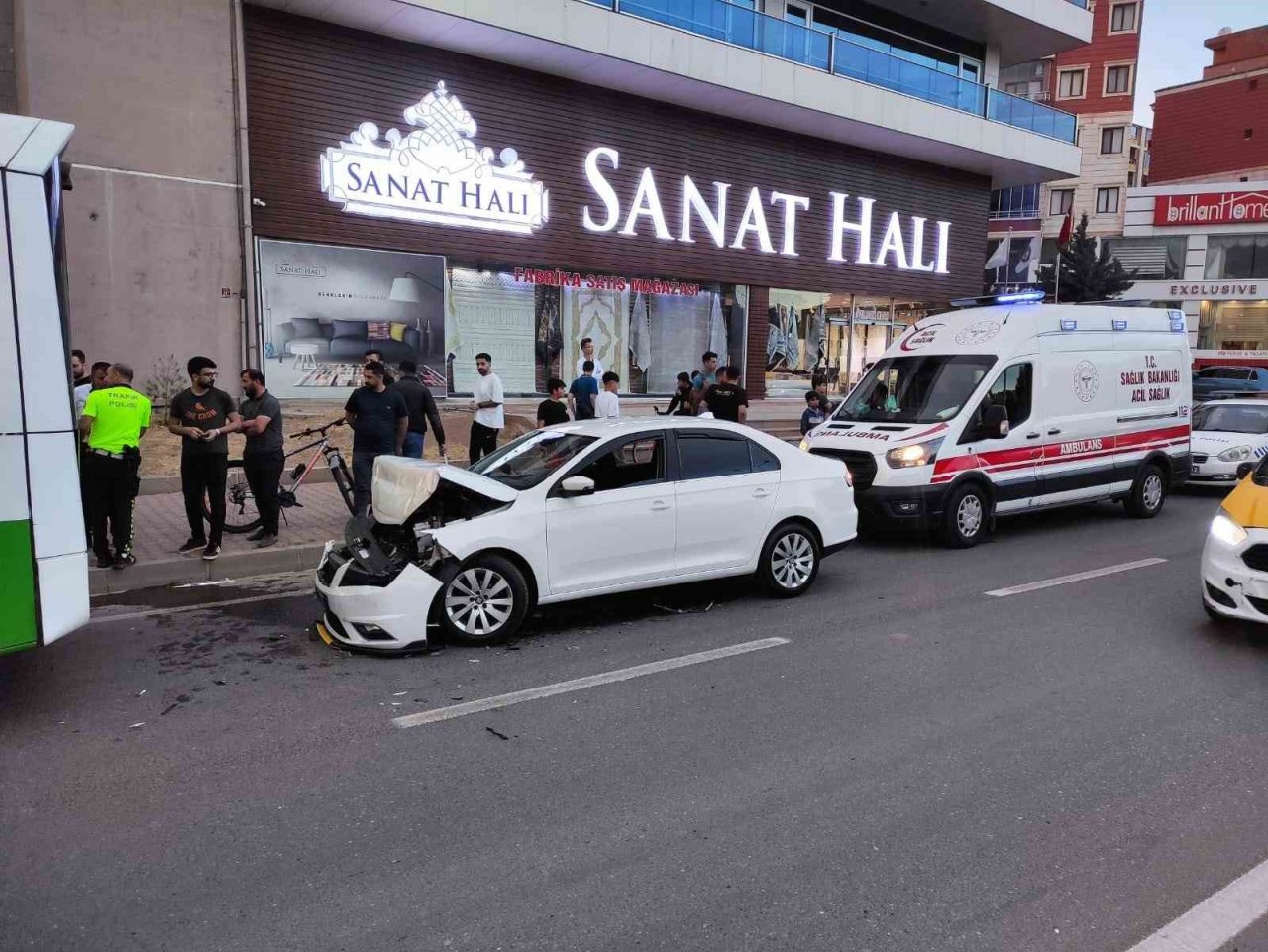 Batman’da otomobil belediye otobüsüne arkadan çarptı: 1 yaralı