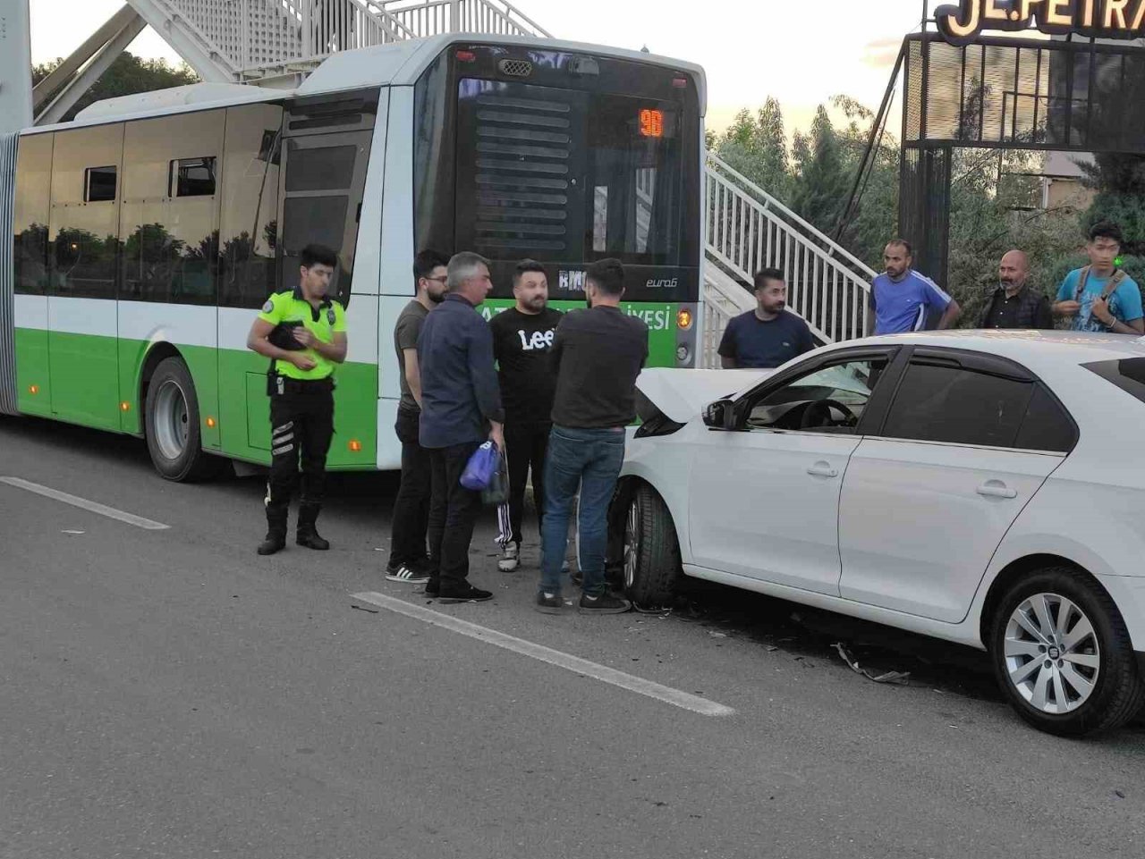 Batman’da otomobil belediye otobüsüne arkadan çarptı: 1 yaralı