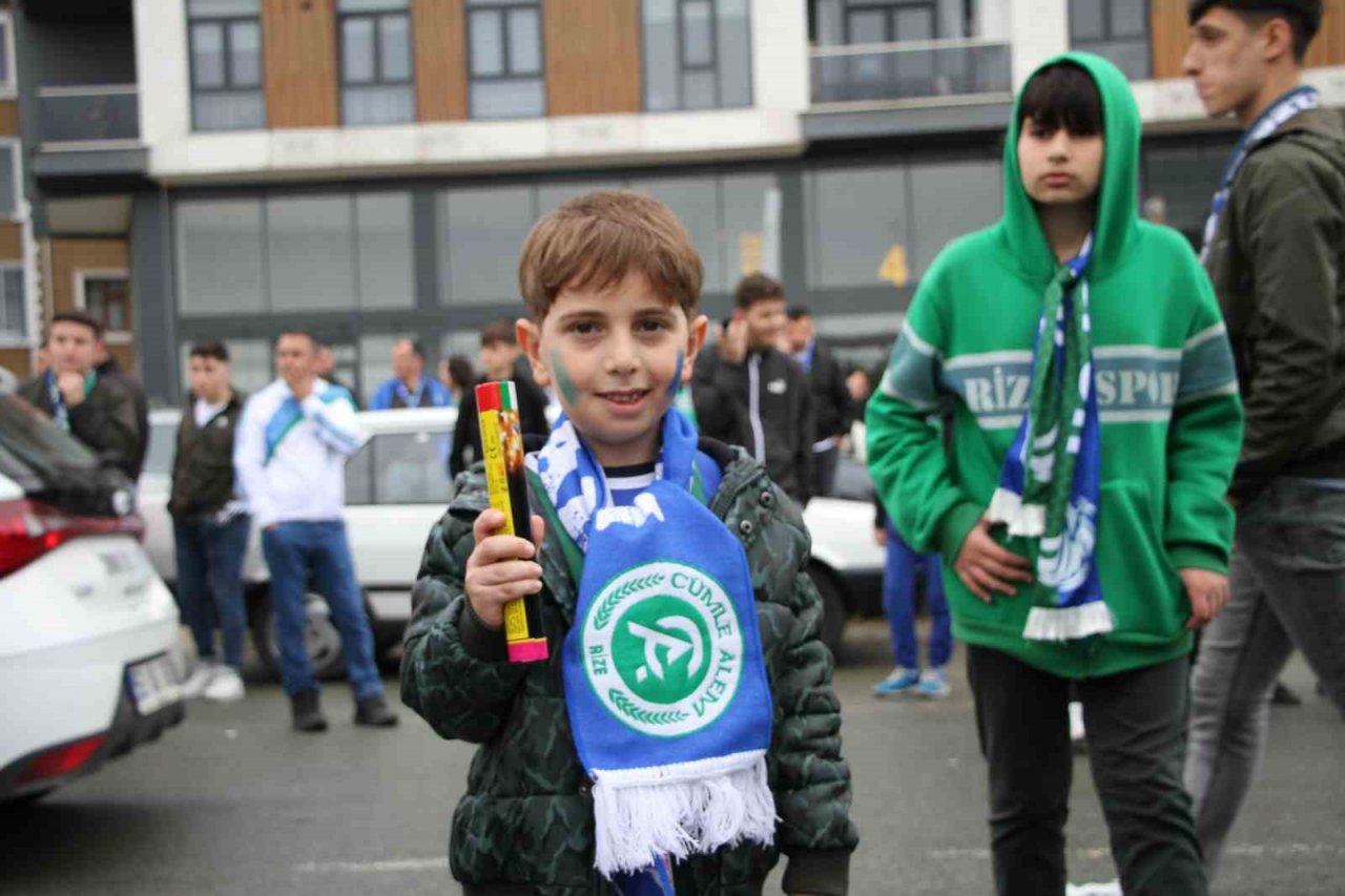 Rizespor taraftarı, takımı stada meşalelerle uğurladı