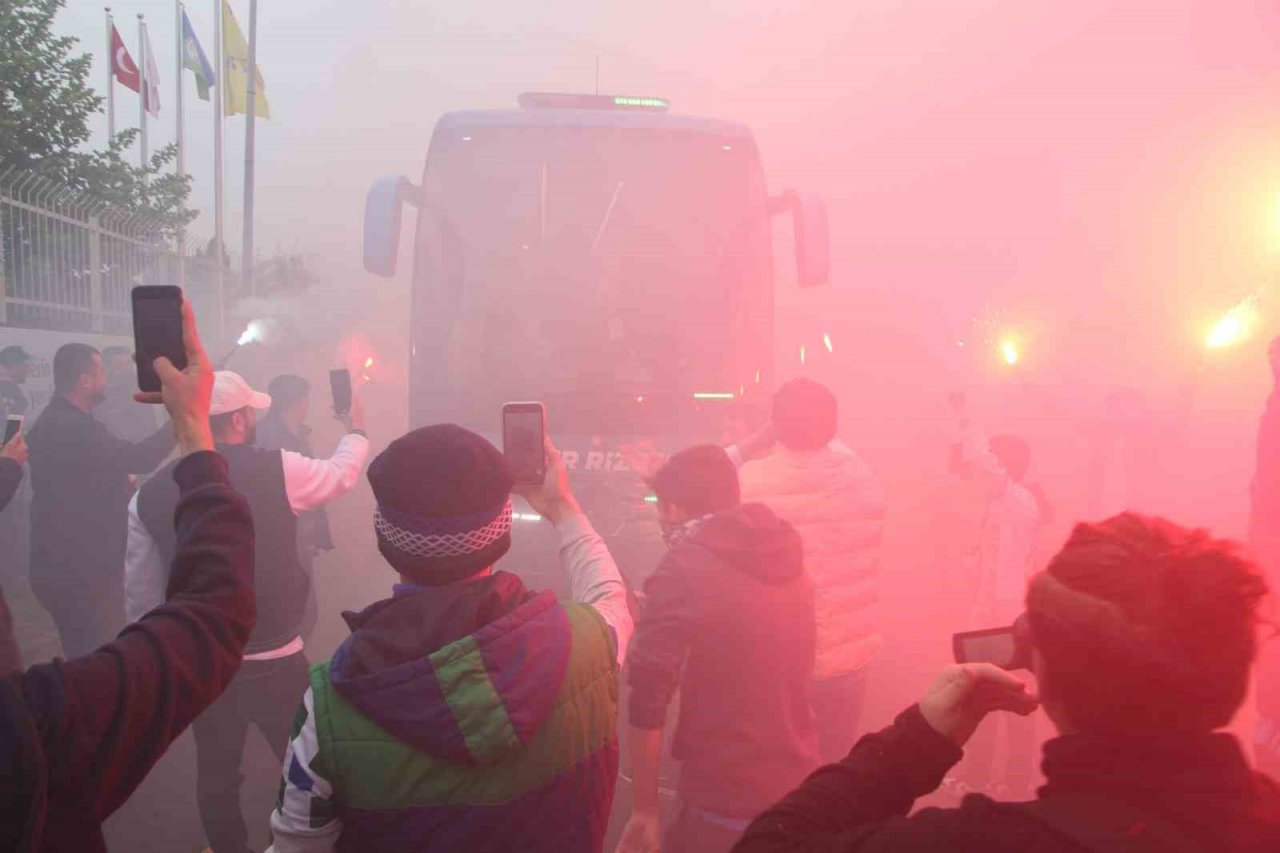 Rizespor taraftarı, takımı stada meşalelerle uğurladı