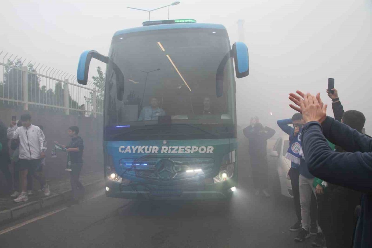 Rizespor taraftarı, takımı stada meşalelerle uğurladı