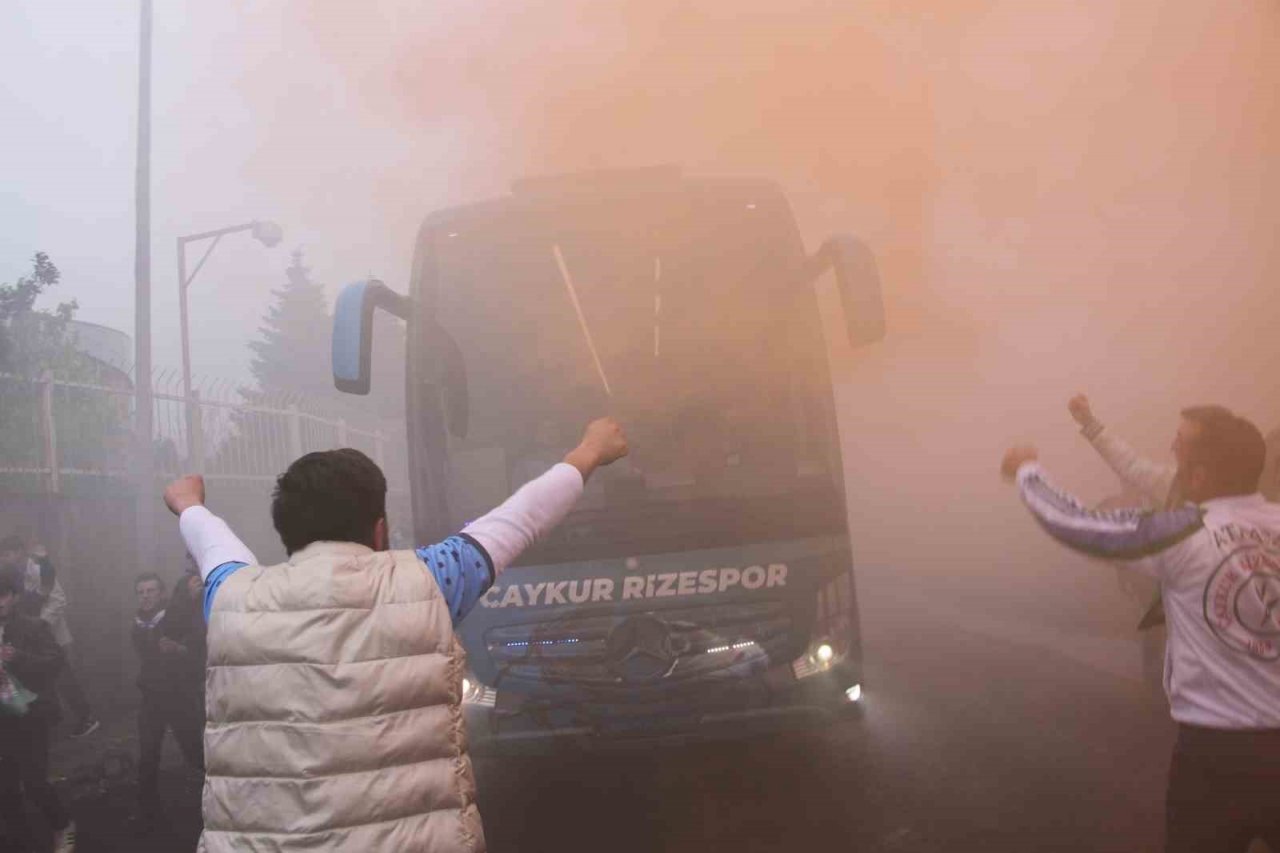 Rizespor taraftarı, takımı stada meşalelerle uğurladı