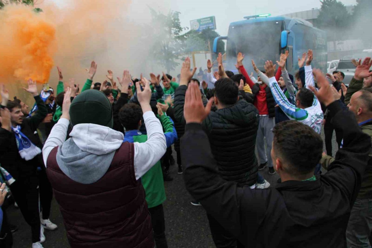 Rizespor taraftarı, takımı stada meşalelerle uğurladı