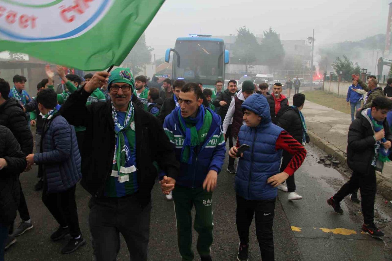 Rizespor taraftarı, takımı stada meşalelerle uğurladı