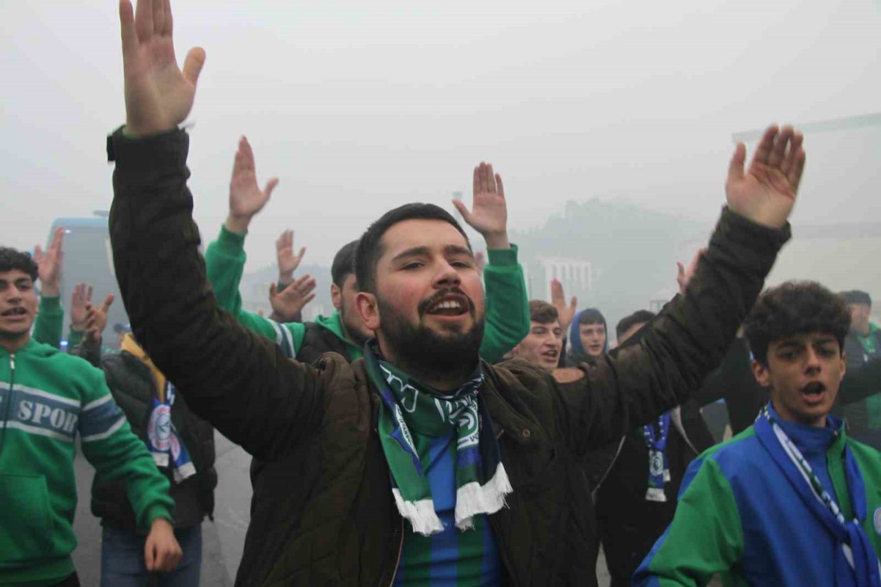 Rizespor taraftarı, takımı stada meşalelerle uğurladı