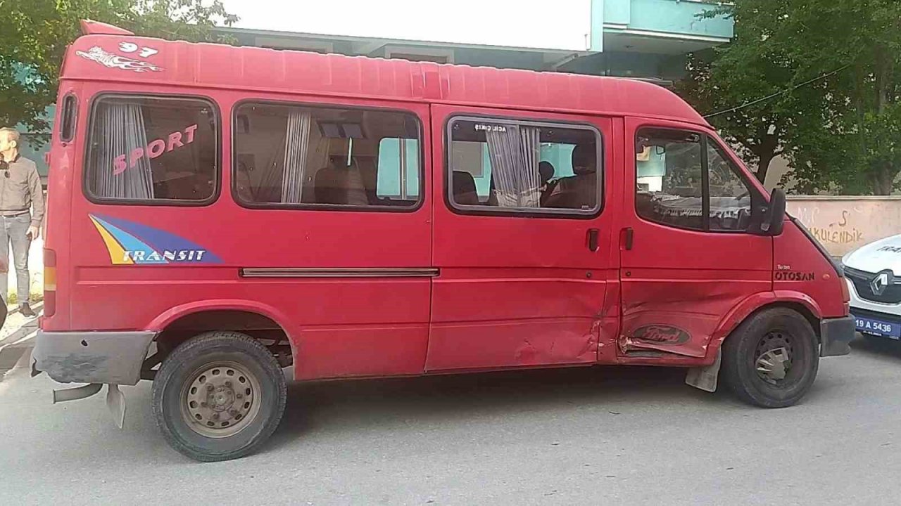 Otomobil, minibüsle çarpıştı: 2 yaralı