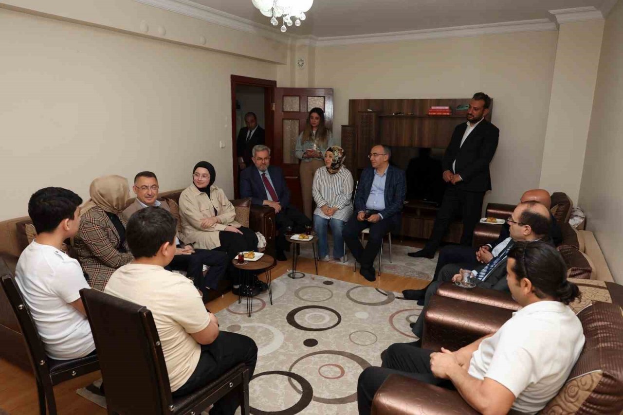 Depremzede Aleyna yürümeye başladı, Oktay çiftini ayakta karşıladı