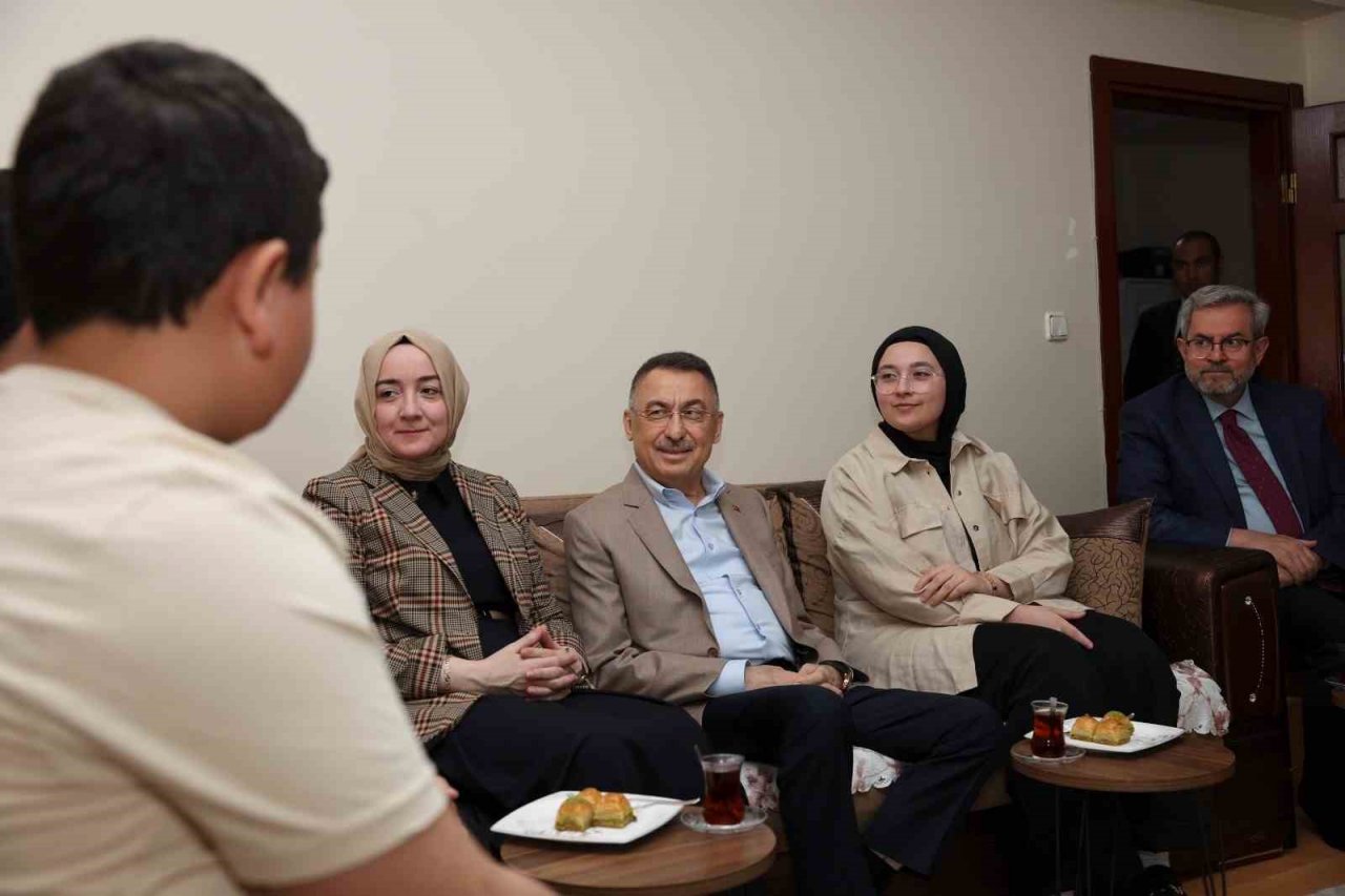 Depremzede Aleyna yürümeye başladı, Oktay çiftini ayakta karşıladı