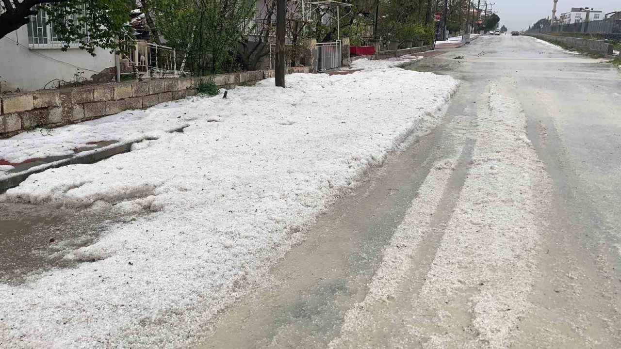 Dolu yağışı Kemaliye’nin yollarını beyaza büründürdü