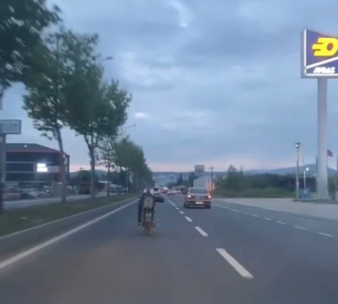 Motosikleti yatarak kullandı