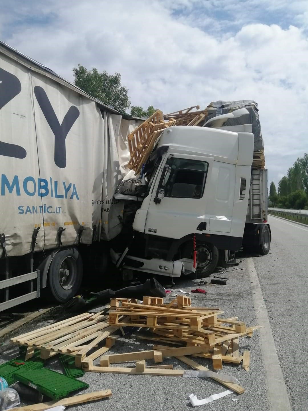 Yol kenarına park eden tıra arkadan gelen başka tır çarptı