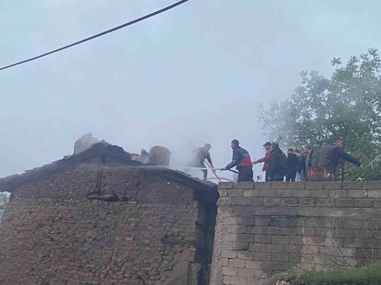 Emet’te ahşap ev yangını korkuttu