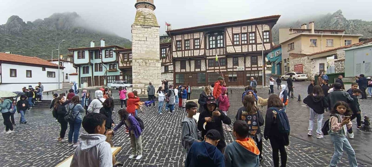 Sivrihisar turist akınına uğruyor