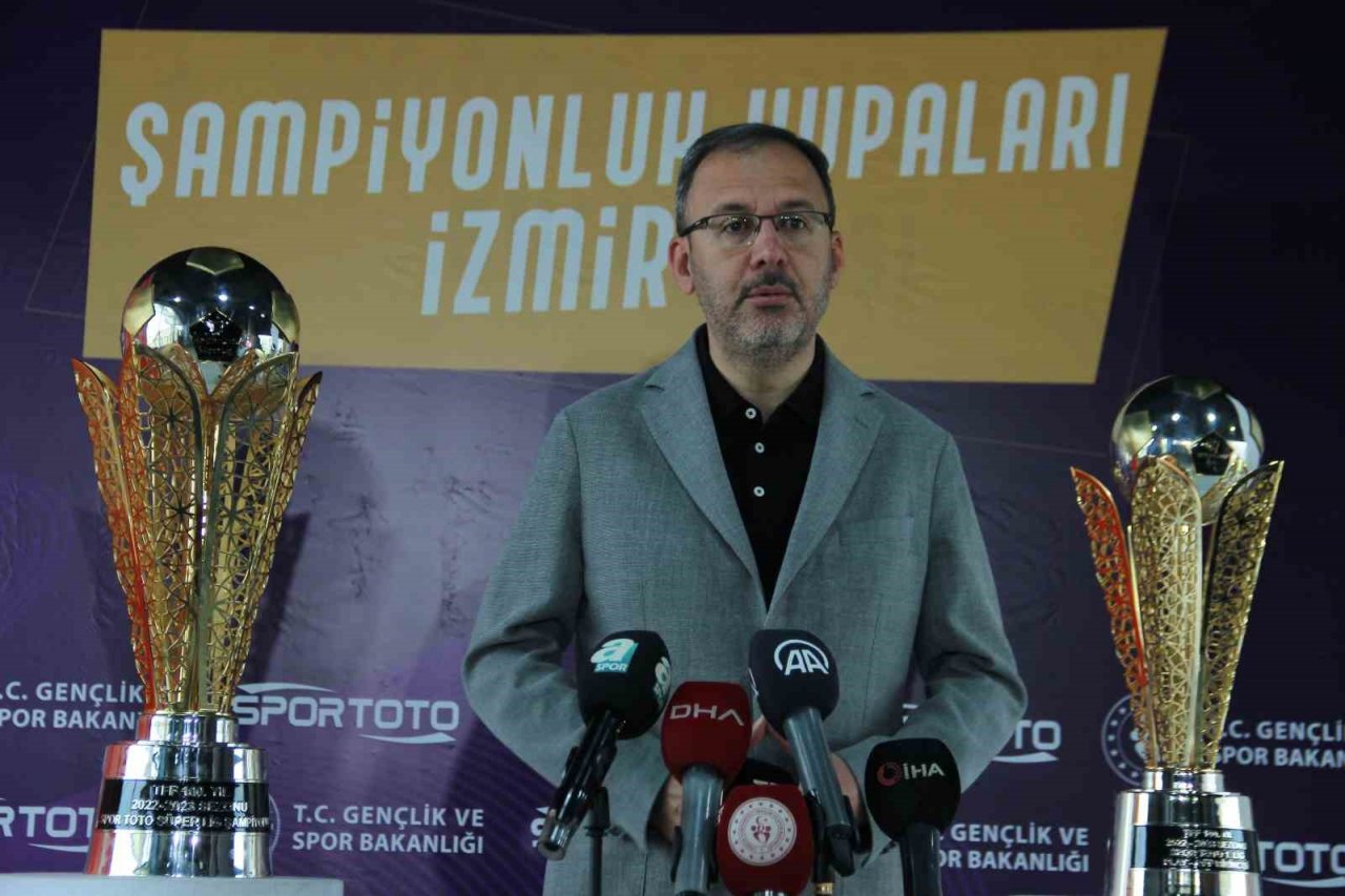 Bakan Kasapoğlu, Spor Toto Süper Lig ve 1. Lig kupalarının tanıtımına katıldı