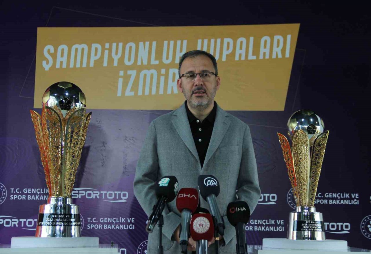 Bakan Kasapoğlu, Spor Toto Süper Lig ve 1. Lig kupalarının tanıtımına katıldı