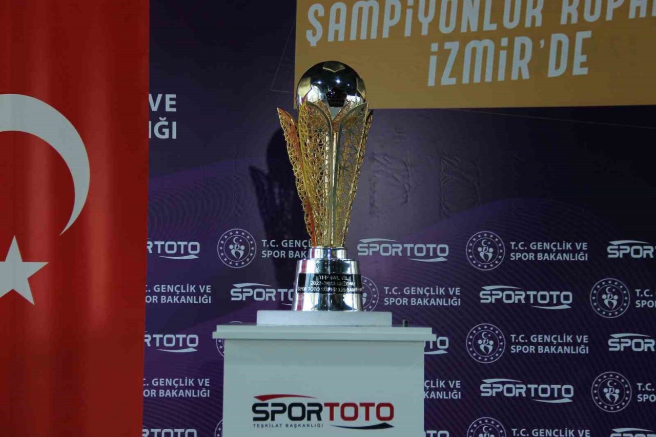 Bakan Kasapoğlu, Spor Toto Süper Lig ve 1. Lig kupalarının tanıtımına katıldı